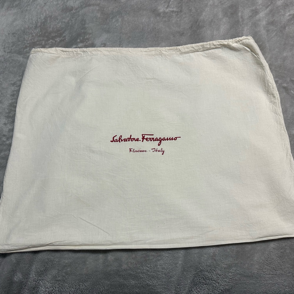 Salvatore Ferragamo handbag dust bag nee